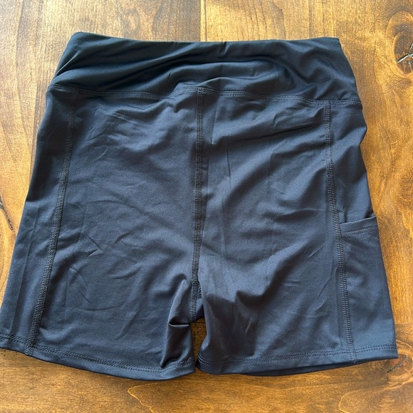 Tommy Bahama Golf Shorts Bundle S Black & White | Stretch Spandex Activewear - Picture 3 of 8